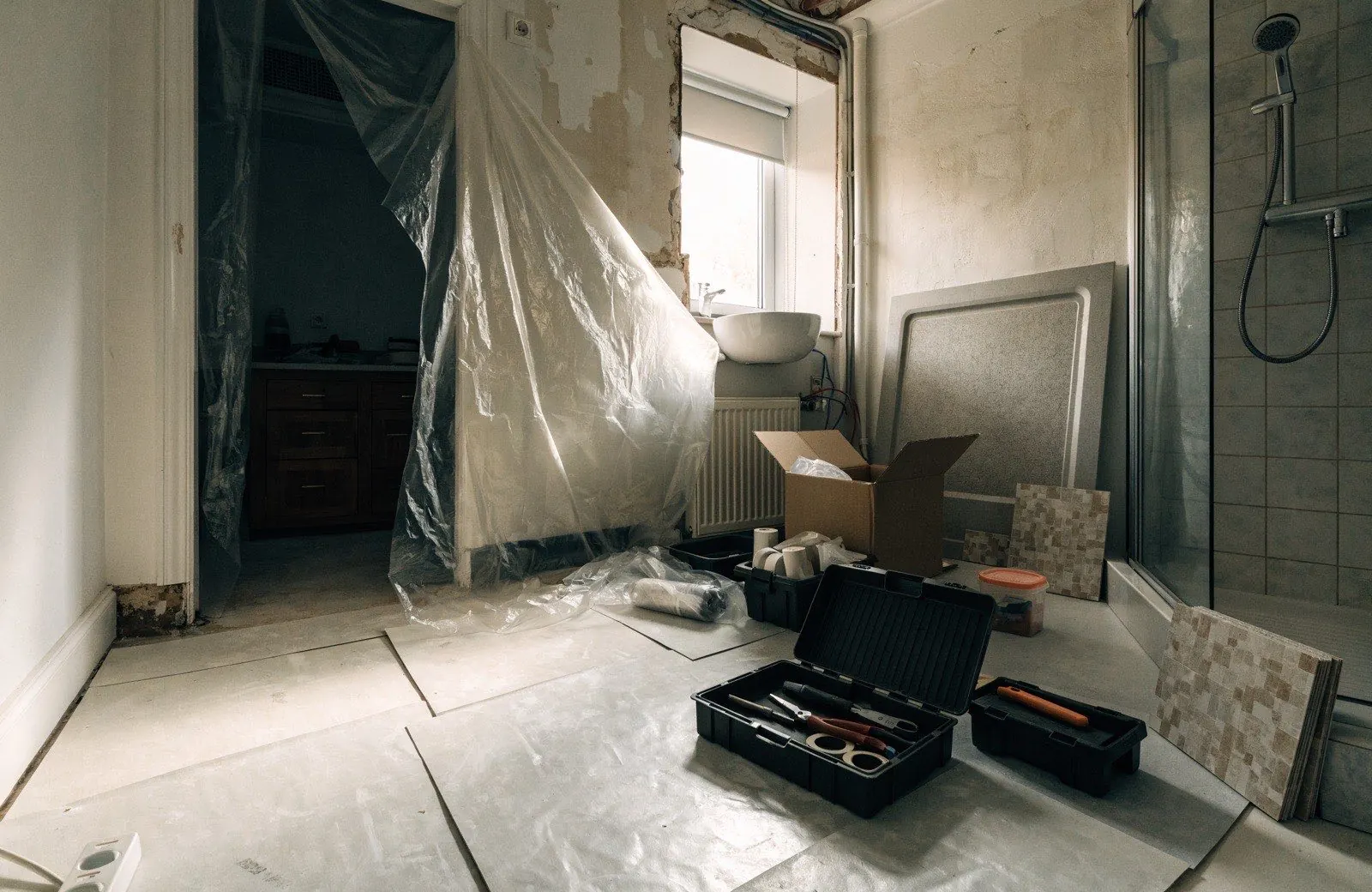 Chantier de rénovation de salle de bain soigneusement protégé par Allo Sanitaire Express en Seine-Saint-Denis